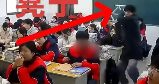 学生用板凳攻击同学后脑，监控曝光，多方回应，舆论争议仍然不断