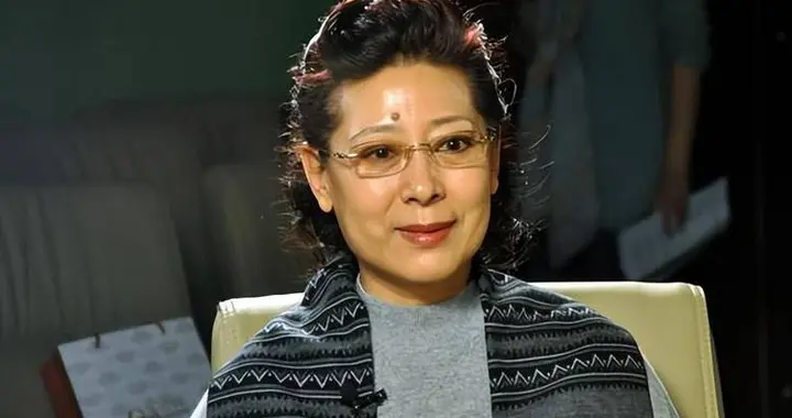 她是国家一级演员，被丈夫无数次殴打后，看着儿子发抖，选择离婚