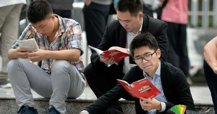公务员录用名单惹争议，名单上学历几乎都是自考本科，是否有不公