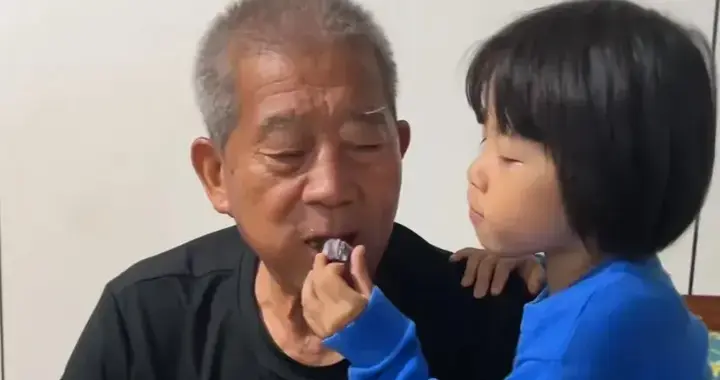 6岁天赐照顾73岁妈妈，一家人吃外卖，父亲忙着装修小院又黑又瘦