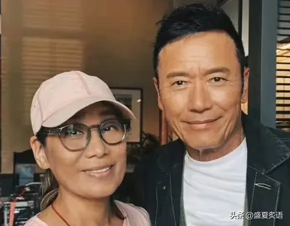 67岁苗侨伟和杨盼盼合体，头发乌黑面庞苍老，女方不抗老脸变样了