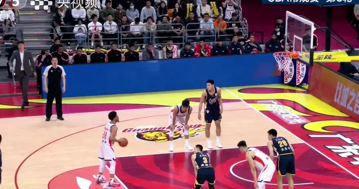 广东97:94险胜广州，徐杰完胜郭艾伦，焦泊乔很挣扎，徐昕伤退！