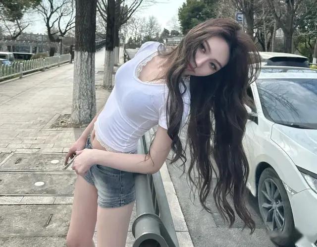 炎炎夏日，白T与紧身牛仔短裤的搭配，绝对是时尚的穿搭选择。