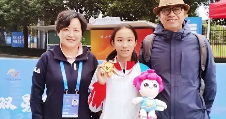 陈妤颉妈妈代管奖金引热议！女儿每月攒 1000 元，网友对比张妈妈
