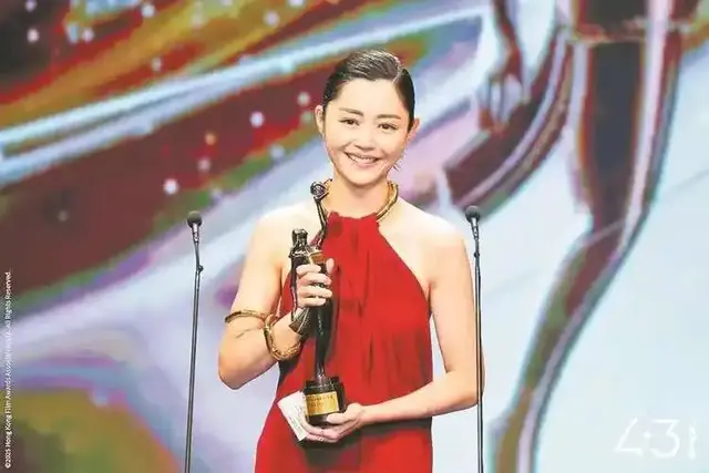 卫诗雅整体穿搭挺有质感，走在奔四路上的她，气质也越发优雅！