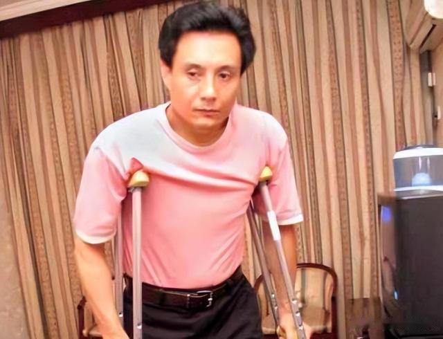 被谢霆锋假戏真打毁掉星途，发妻6次流产绝情离开如今卖卤肉为生