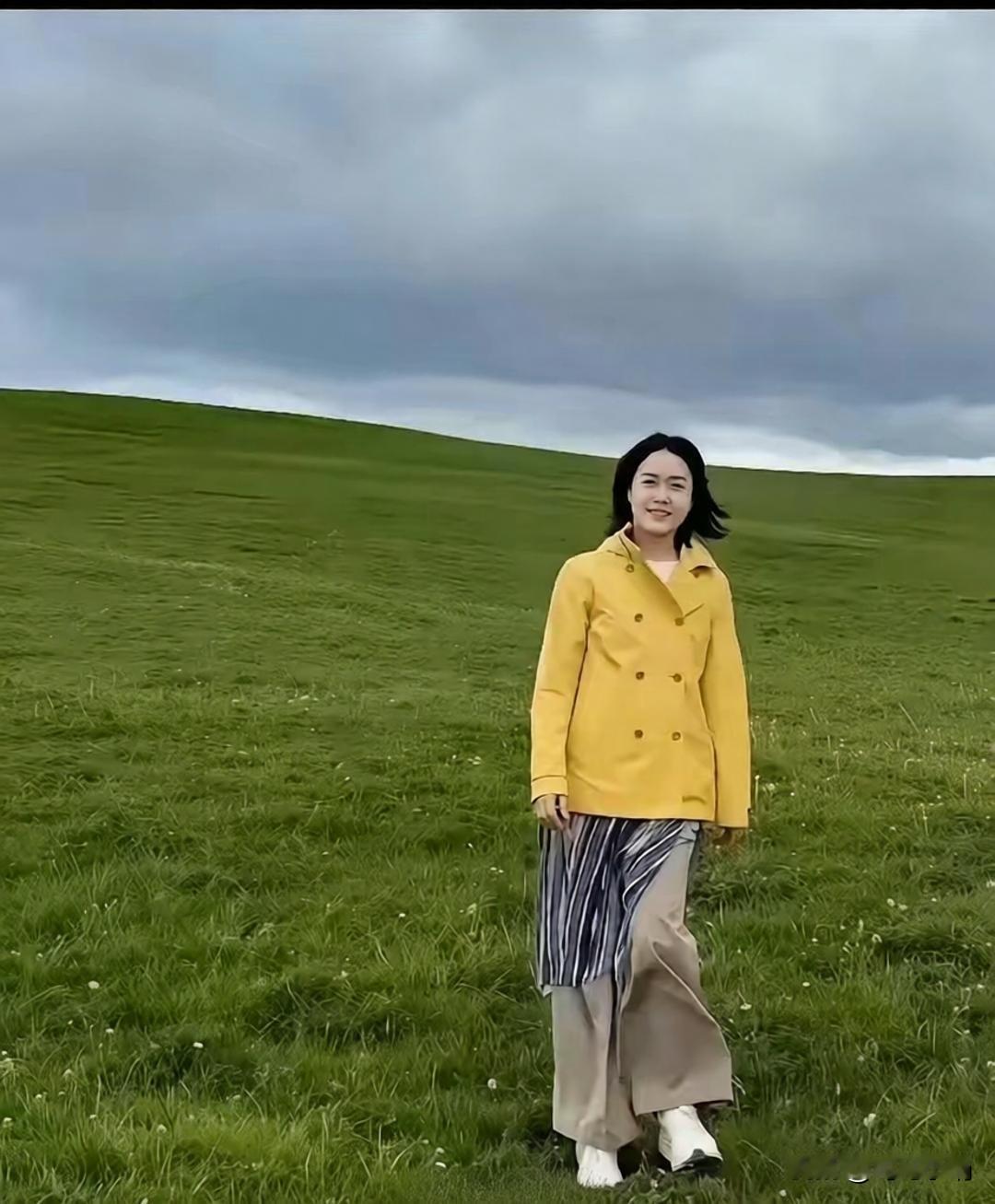 杨振宁先生离世已逾半年，他的遗孀翁帆终于走出阴霾，如今看上去宛如年轻人...