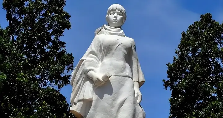 杨开慧雕像缺石料，儿媳指了条路，竟是毛主席像剩下的“伴侣石”