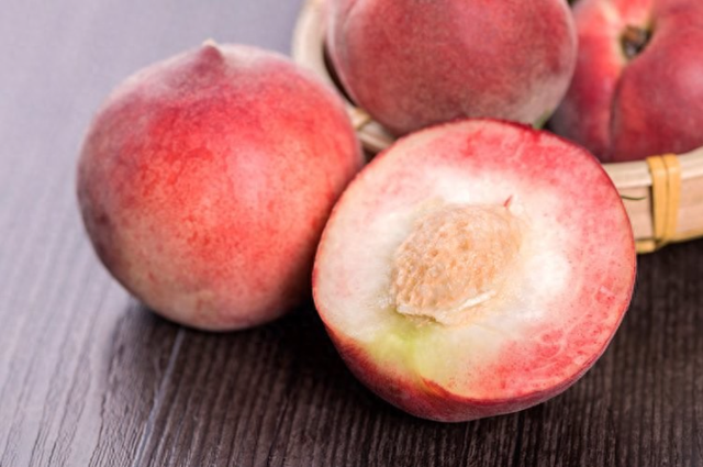 医生坦言：桃子大量上市，这2类人要谨慎，别再随便吃了