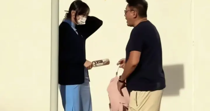 58岁魏骏杰接女儿放学，15岁女儿近180 和爸爸很像，家中温馨时尚