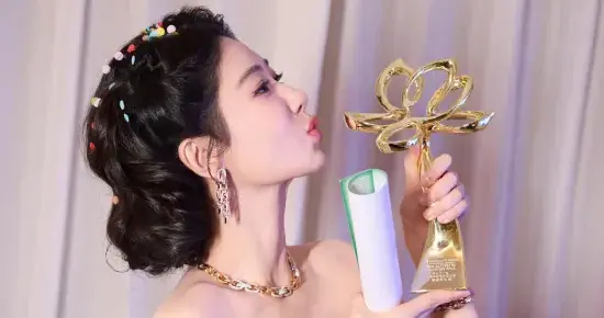 杨紫的白玉兰庆功宴：一场关于等待与加冕的温情叙事