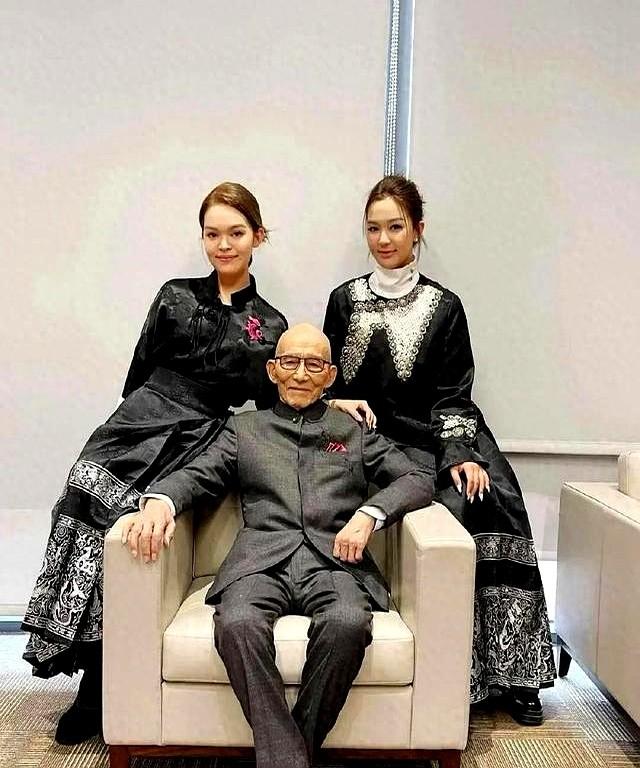 “济公”老了，但游本昌没退场，他的两个孙女也藏不住了