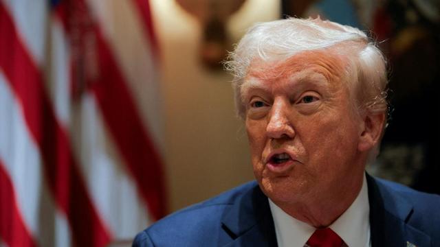 支持率暴跌，特朗普对中国连退2步，暗示对华降税，中方态度坚决