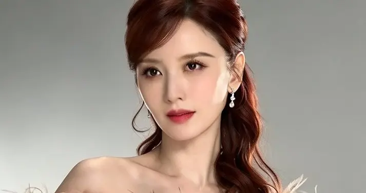 张萌太有女人味了！一袭抹肩羽毛长裙，曲线好看惹人羡慕！