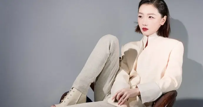 周冬雨今日份品牌代言写真，又酷又美