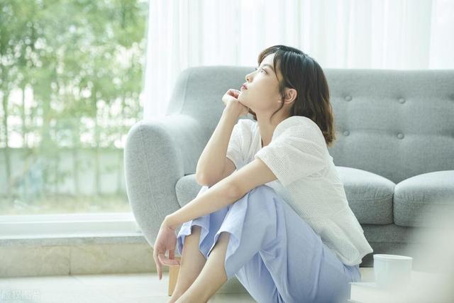 女人真正放不下一个男人，才会有这三种表现