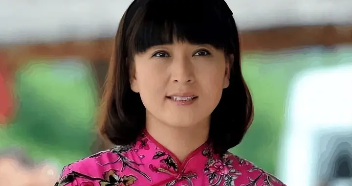 53岁闫学晶哭穷惹众怒！扒过往穿搭全是奢侈品，与“穷”毫不沾边