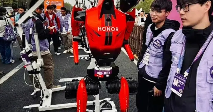 降维打击！人形机器人半马48分19秒夺冠，远超人类创造的世界纪录