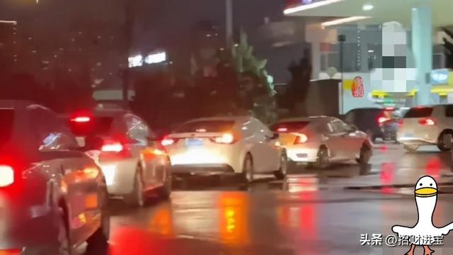 招财进宝：4月12日晚， 加油站又开始排