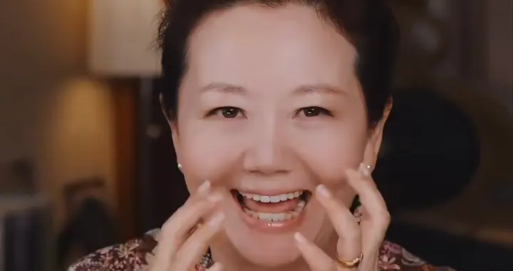 54岁主持人豆豆揭秘：出道时扮人偶猫苦不堪言，不被重视遭导演凶