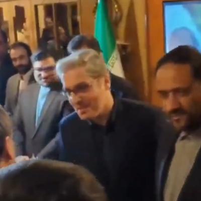 娱勒贝贝：伊朗代表团深夜抵达巴基斯坦，随