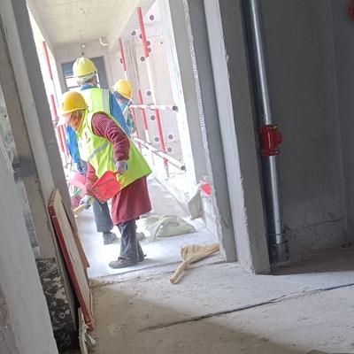 热心老赵：几个大龄女工来工地打扫垃圾，闲