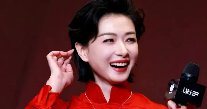 同样是穿红衣，将47岁章子怡和43岁万茜放在一起，差距就出来了