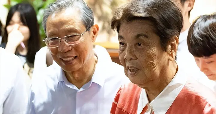 钟南山做梦没想到，自己89岁高龄的妻子，如今再次为他“争光”