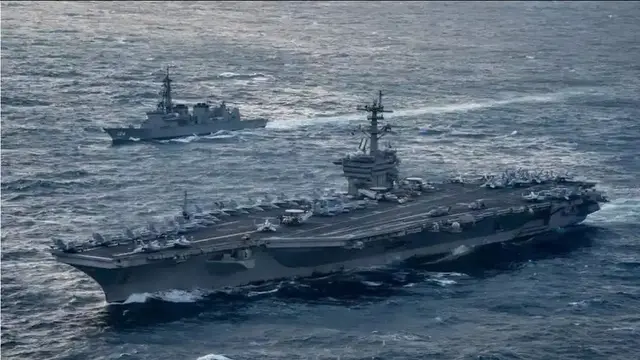胡塞导弹闪电突袭，美军航母 180 度急转弯，战机连车坠入深海！