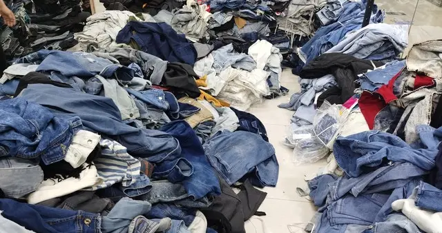 气愤！你买的9.9元"大牌尾货"，竟是别人捐的旧衣服翻新的