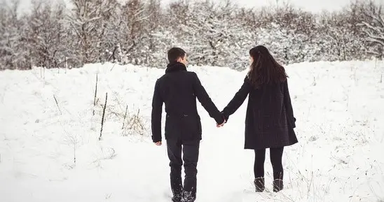 雪天里最后的牵手，藏着多少没说出口的爱