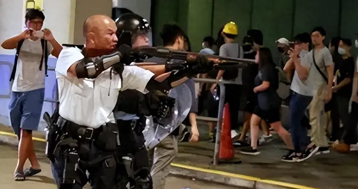 2019年，被“港独”暴徒围殴，被迫举枪的光头警长，后来怎样了？