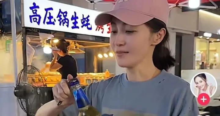 44岁姚笛独自去嘉兴夜市吃烧烤，自己喝一瓶啤酒，眼神中难掩落寞