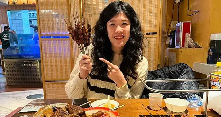 李盈莹回老家跨年！烫发显成熟，看二人转表演，吃美食心情大好