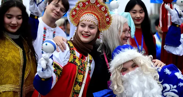 街头燃情！第四届南充国际木偶艺术周行进式表演惊艳全城