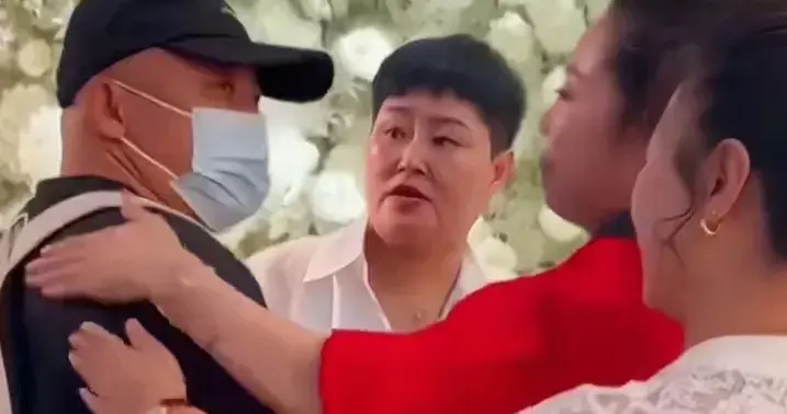 蒋小东儿子离世后罕见露面，温美玲上前安慰，姐弟情深义重