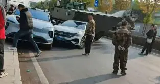 重庆一轿车违规掉头撞上装甲车，失控弹开数米，车身拧成“麻花”，交警：妨...