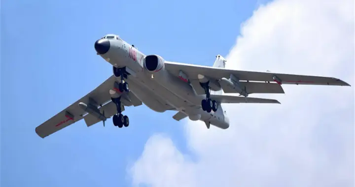 2架敌机摆出攻击位，嚣张"亮肚皮"！轰6K飞出1千余公里阻截