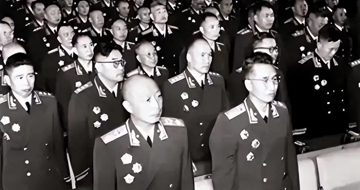 这位无军职的上将授衔获全票，他为何始终不愿穿军装？