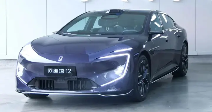 新款阿维塔12售29.39万起，搭华为最新智驾