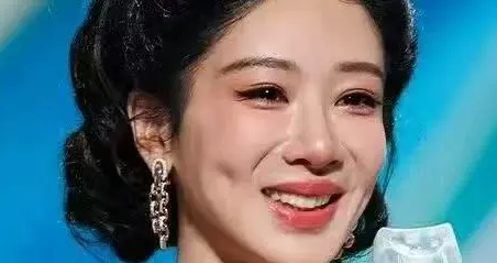 杨紫获白玉兰视后，台下孙俪和观众的表情说明一切，宋丹丹没说错