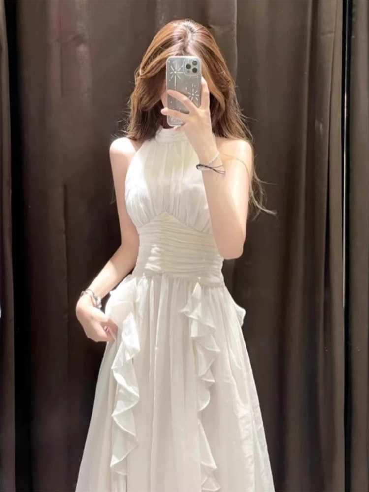 法式露肩无袖挂脖连衣裙女夏季多巴胺绝美