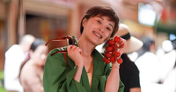 53岁吴越去买菜带火了一种简约穿搭，中年女性跟着穿，时髦又优雅