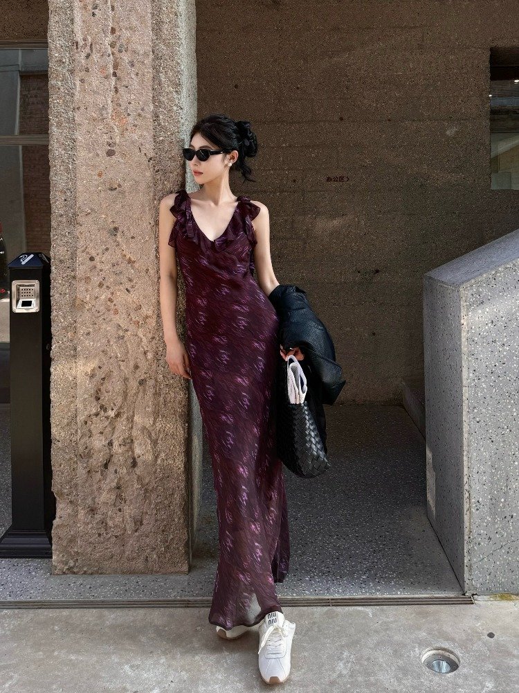 法式气质碎花吊带连衣裙女初秋穿搭