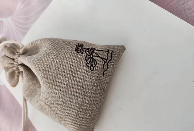 要想晚上睡得好，枕头底下放三宝，哪三宝？别不信