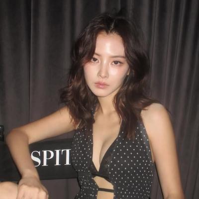 倦柳梳烟： Baifern