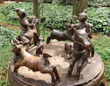 云南十八怪斗笠翻着戴