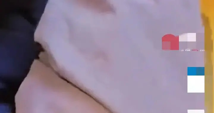 7岁女儿吃肯德基，看见雨中送外卖的爸爸，她的反应让全网破防