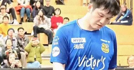 樊振东打丢球后擦汗表情太搞笑太懊恼太生气了，完全没有偶像包袱
