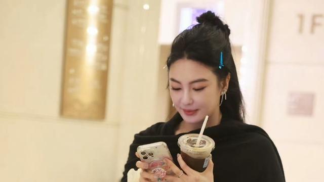 时光浅巷：张雨绮的刺绣丝袜个性十足！